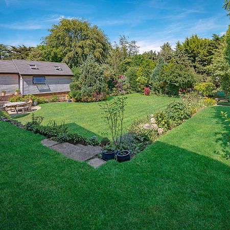 Отель Westleigh Ashtead Экстерьер фото