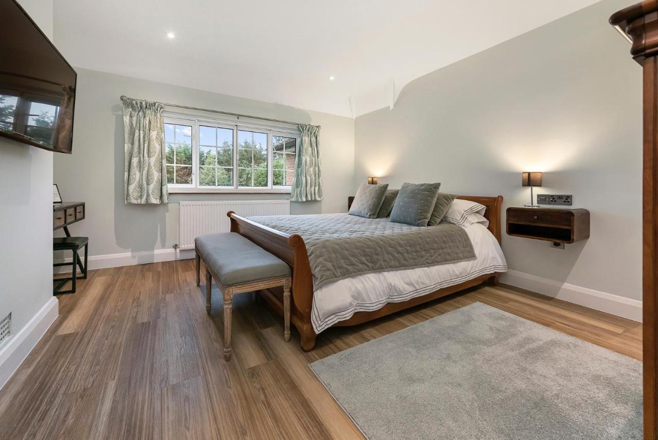 Отель Westleigh Ashtead Экстерьер фото