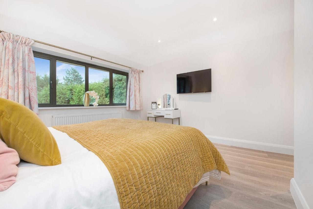Отель Westleigh Ashtead Экстерьер фото