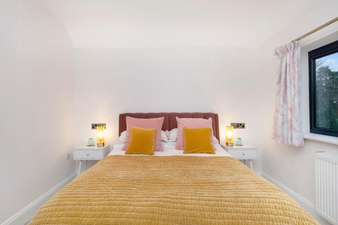 Отель Westleigh Ashtead Экстерьер фото