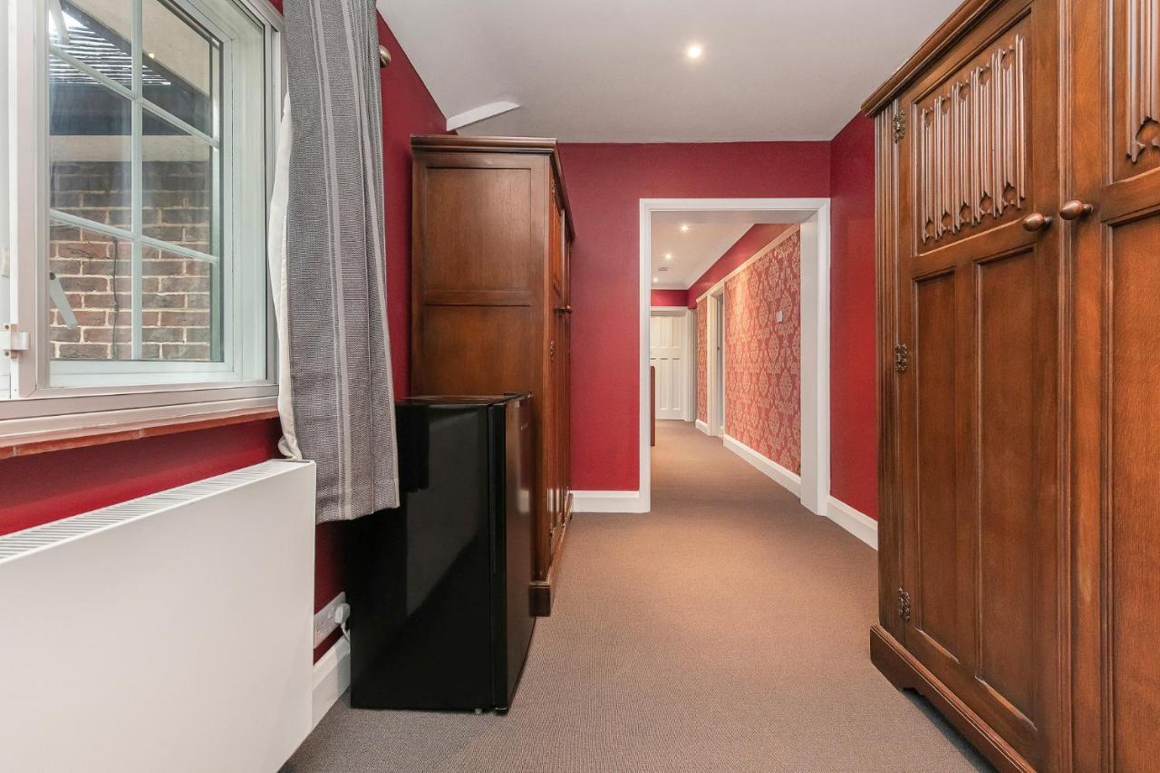 Отель Westleigh Ashtead Экстерьер фото
