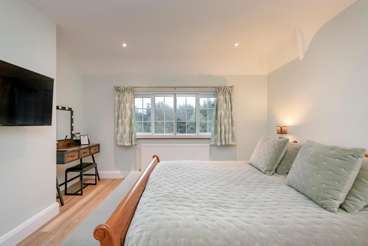 Отель Westleigh Ashtead Экстерьер фото
