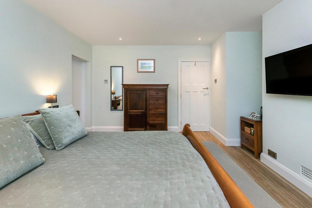 Отель Westleigh Ashtead Экстерьер фото
