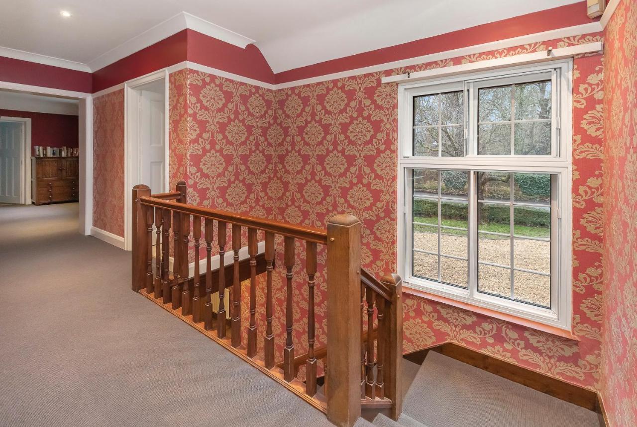 Отель Westleigh Ashtead Экстерьер фото