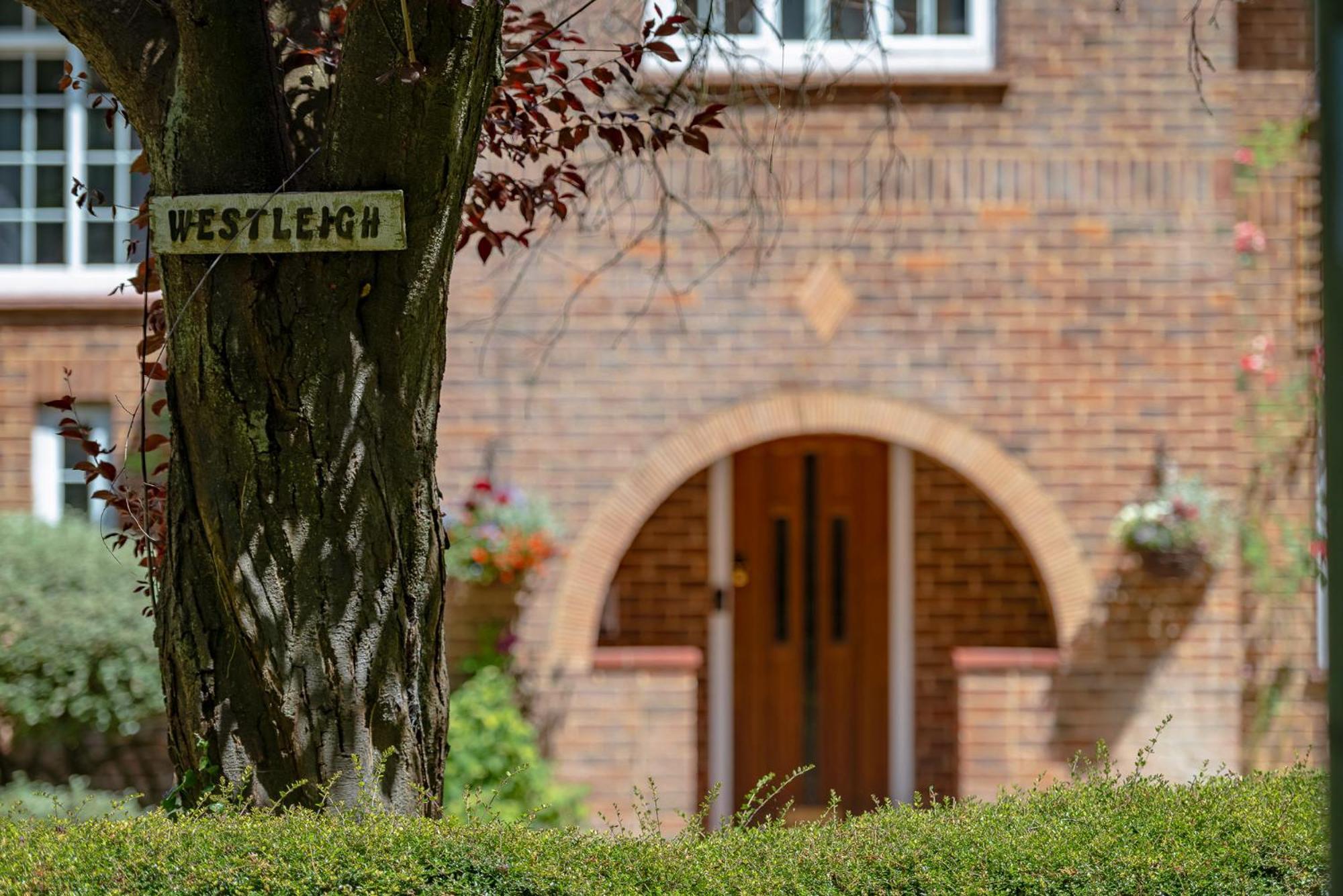 Отель Westleigh Ashtead Экстерьер фото