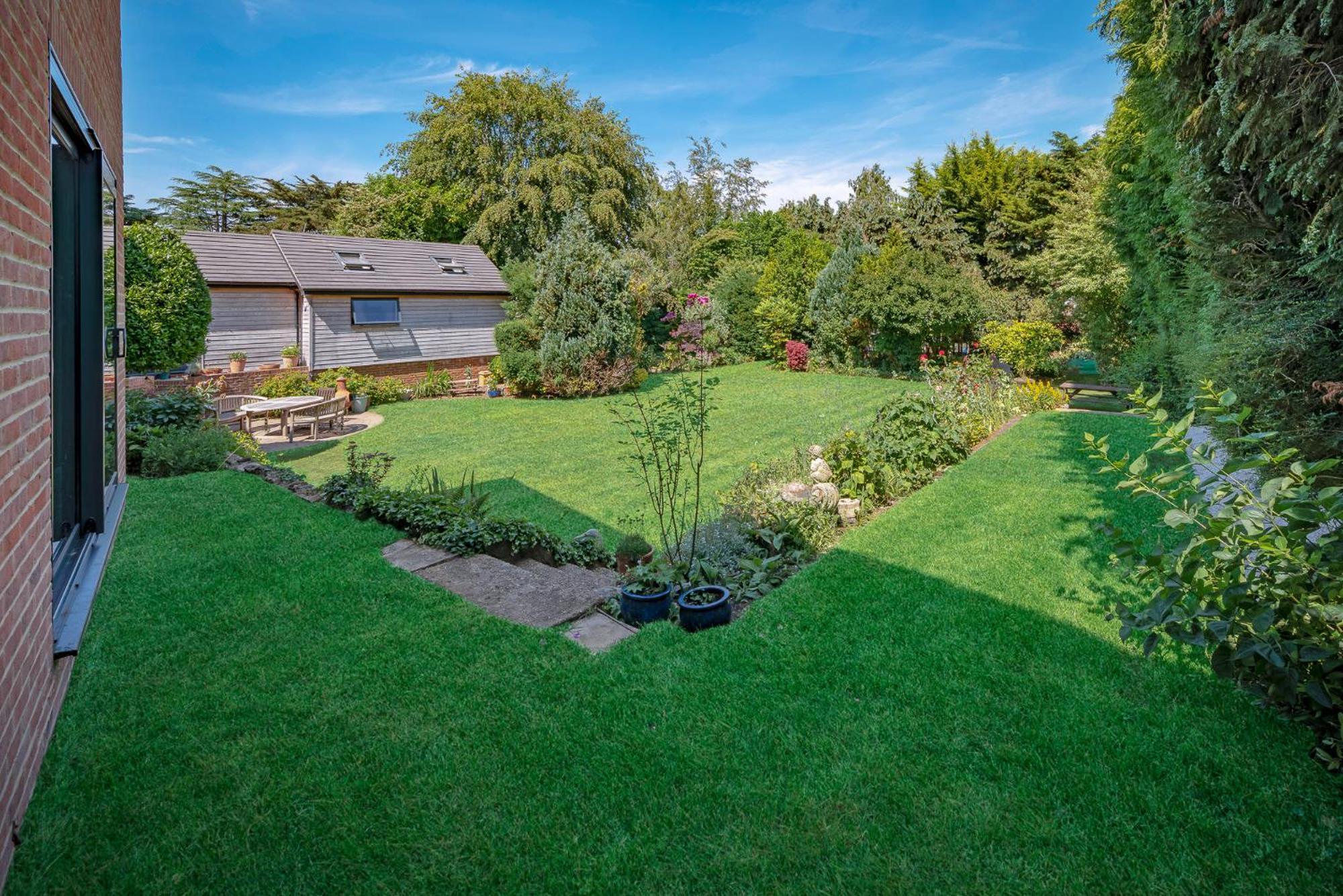 Отель Westleigh Ashtead Экстерьер фото