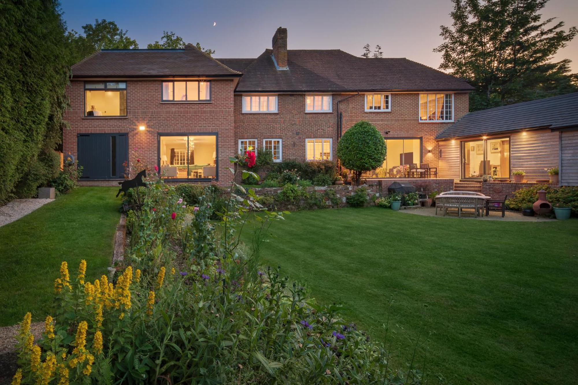 Отель Westleigh Ashtead Экстерьер фото