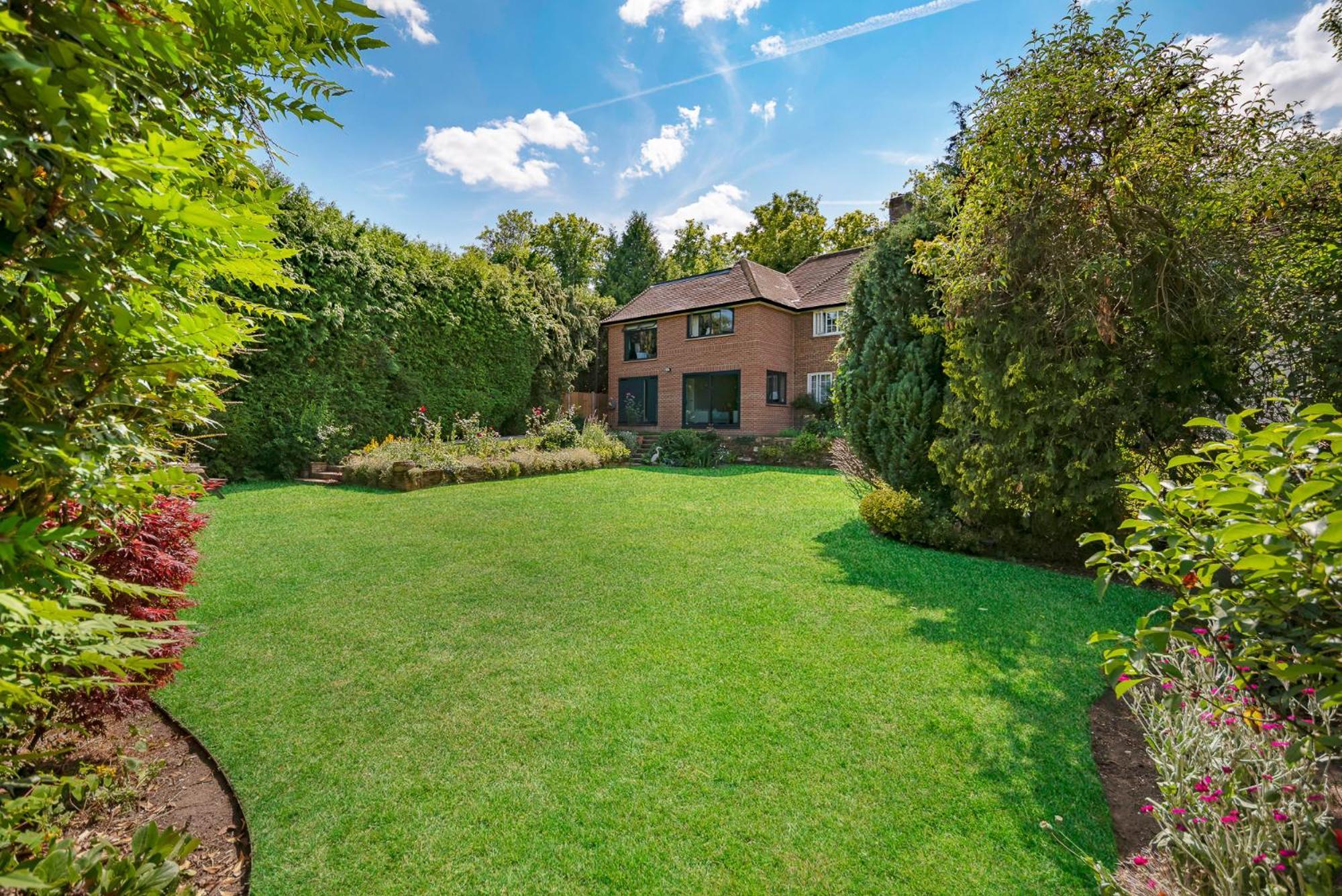 Отель Westleigh Ashtead Экстерьер фото