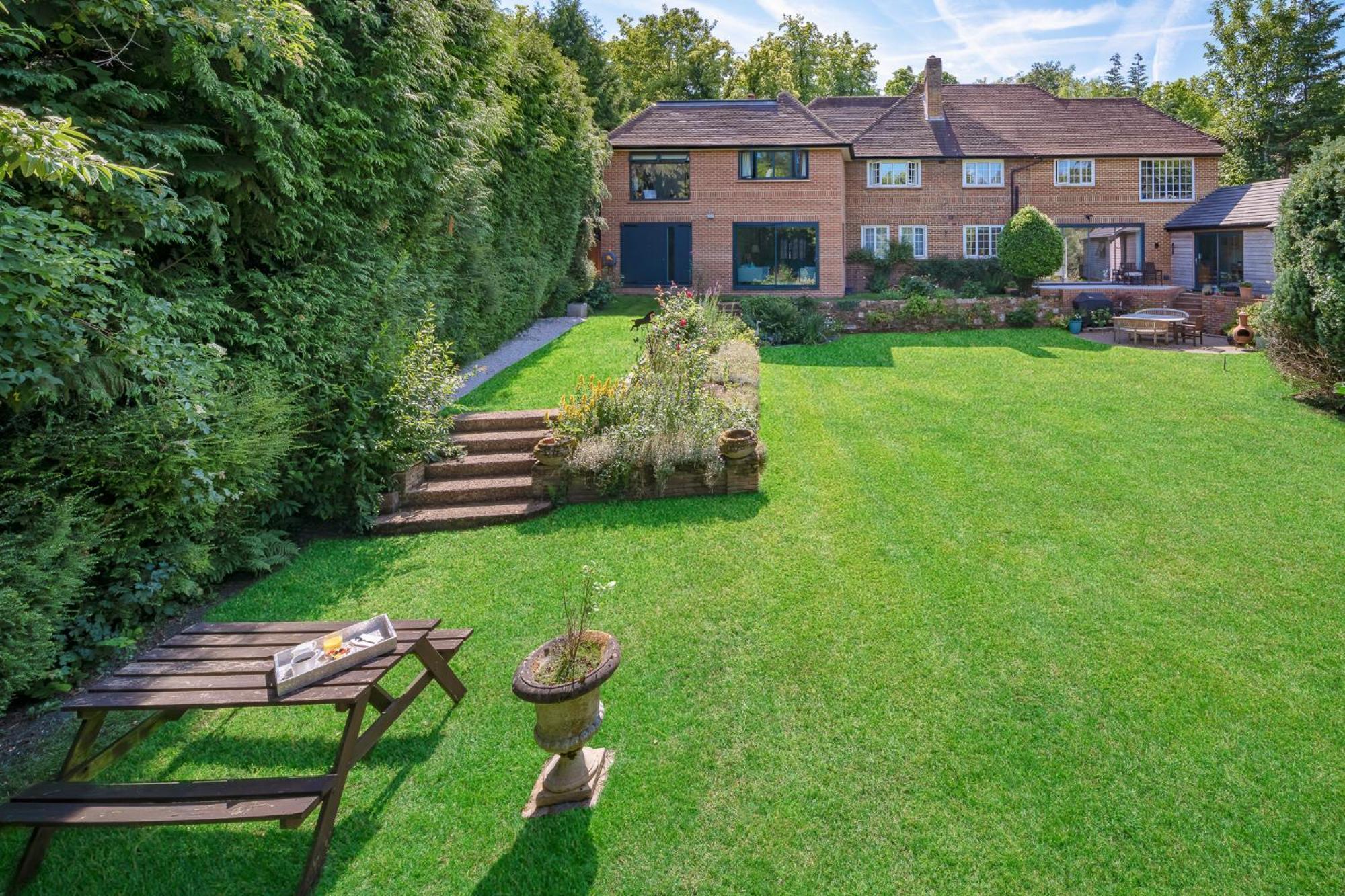Отель Westleigh Ashtead Экстерьер фото