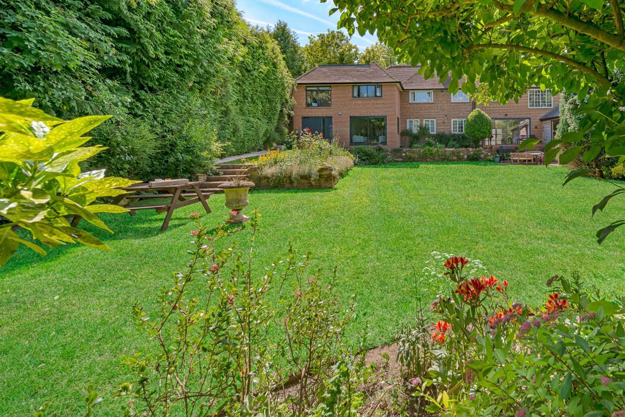 Отель Westleigh Ashtead Экстерьер фото