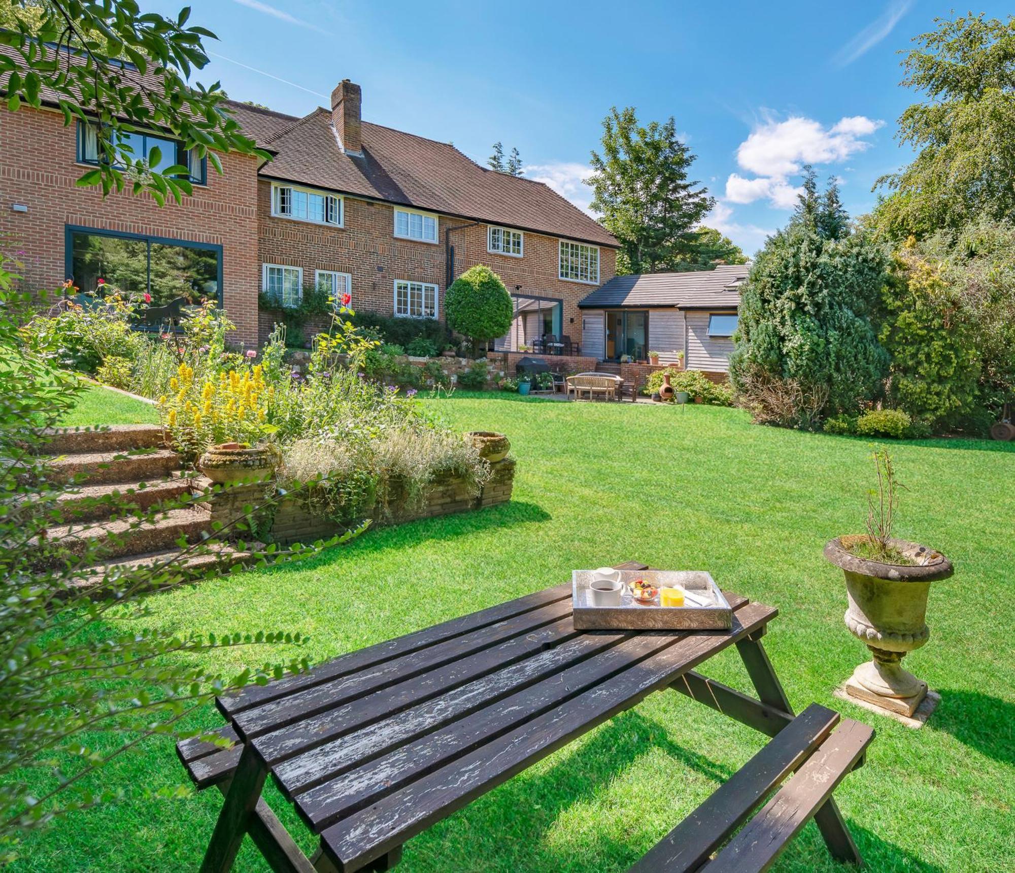Отель Westleigh Ashtead Экстерьер фото