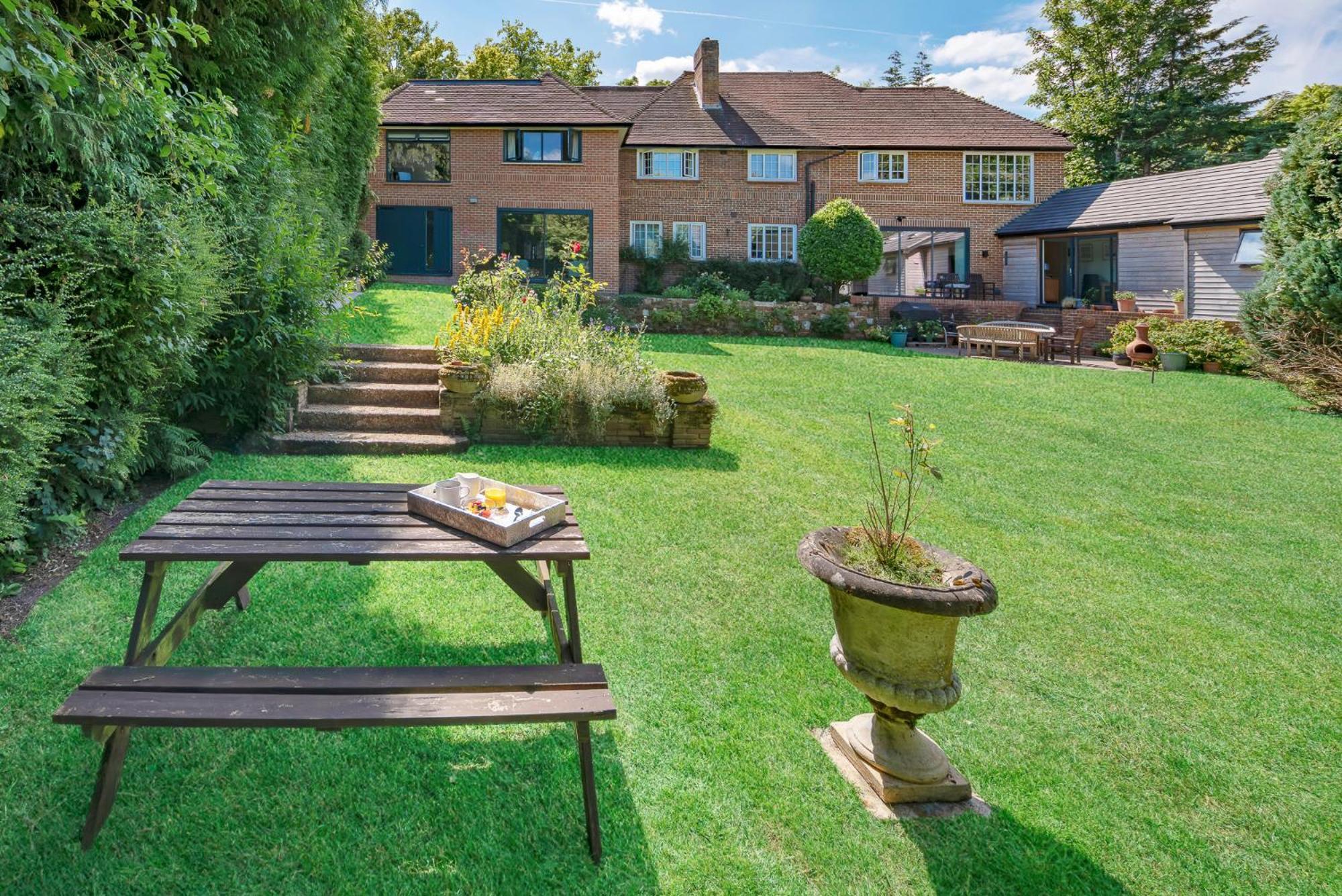 Отель Westleigh Ashtead Экстерьер фото