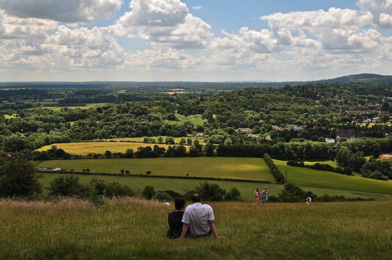 Отель Westleigh Ashtead Экстерьер фото