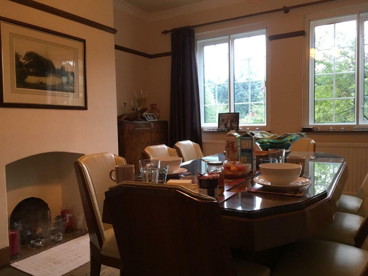 Отель Westleigh Ashtead Экстерьер фото