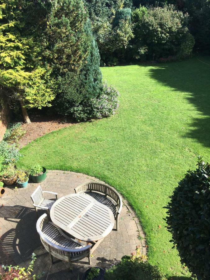 Отель Westleigh Ashtead Экстерьер фото